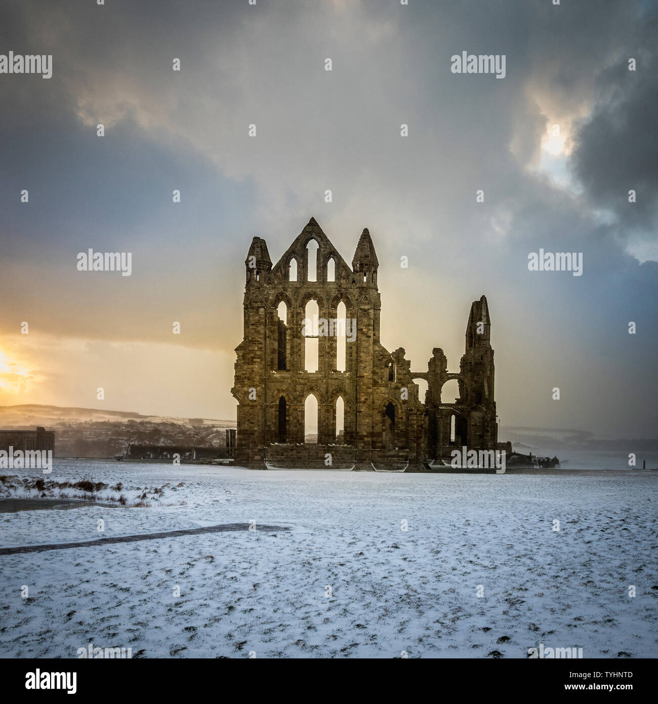Whitby Abbey im Schnee, North Yorkshire, Großbritannien Stockfoto