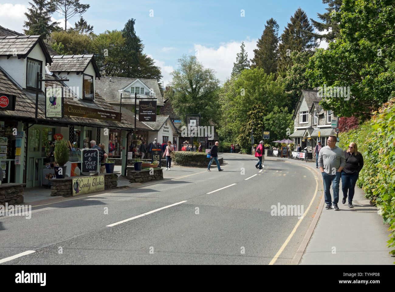 Menschen Touristen Besucher zu Fuß in Grasmere Dorf im Sommer Cumbria England Vereinigtes Königreich GB Großbritannien Stockfoto