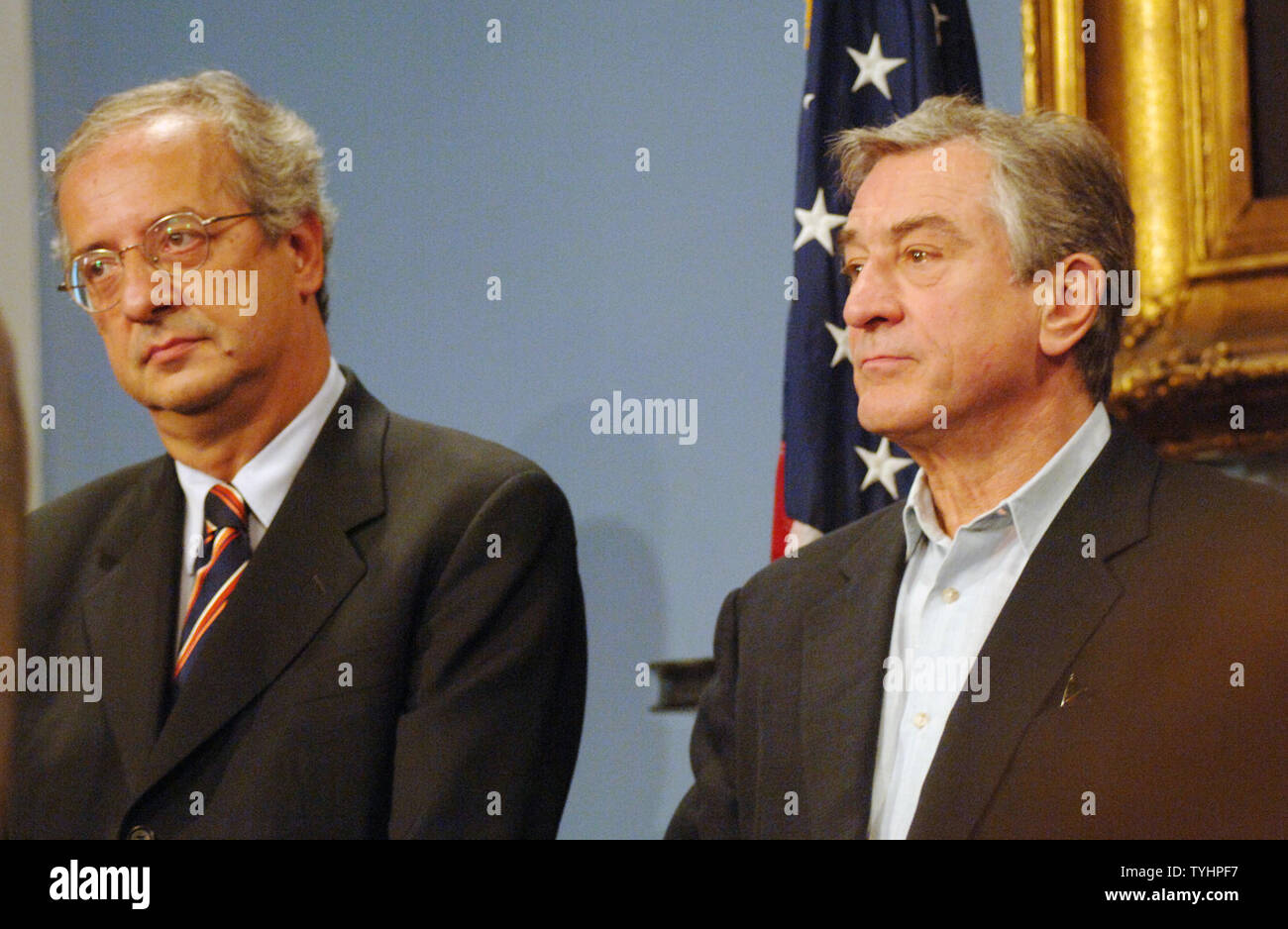 Bürgermeister Walter Veltroni aus Rom, Italien, (L) und Schauspieler Robert DeNiro, Mitbegründer des Tribeca Film Festival hören Reden während einer New York City Hall Pressekonferenz einen Film Screening Partnerschaft zwischen Rom und Tribeca Film Festivals am 28. September 2006 (UPI Foto/Ezio Petersen bekannt zu geben) Stockfoto