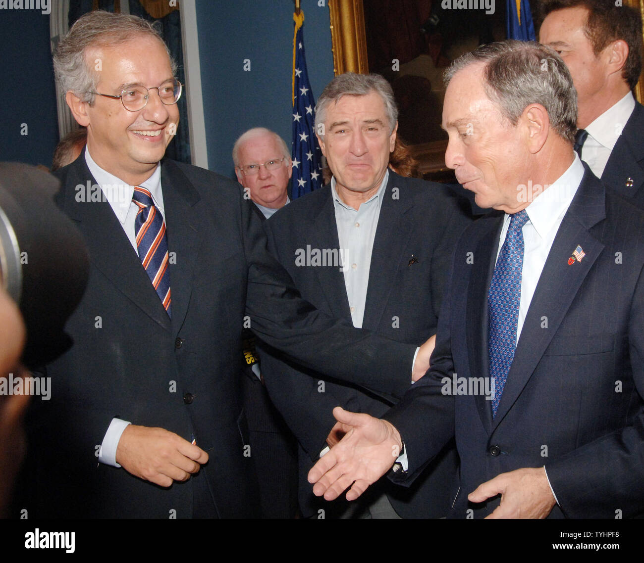 Bürgermeister Walter Veltroni von Rom, Italien, Schauspieler Robert DeNiro, co Gründer des Tribeca Film Festival und der New Yorker Bürgermeister Michael Bloomberg (von links nach rechts) Austausch Grüße nach New York City Hall Pressekonferenz einen Film Screening Partnerschaft zwischen Rom und Tribeca Film Festivals am 28. September 2006 (UPI Foto/Ezio Petersen bekannt zu geben) Stockfoto