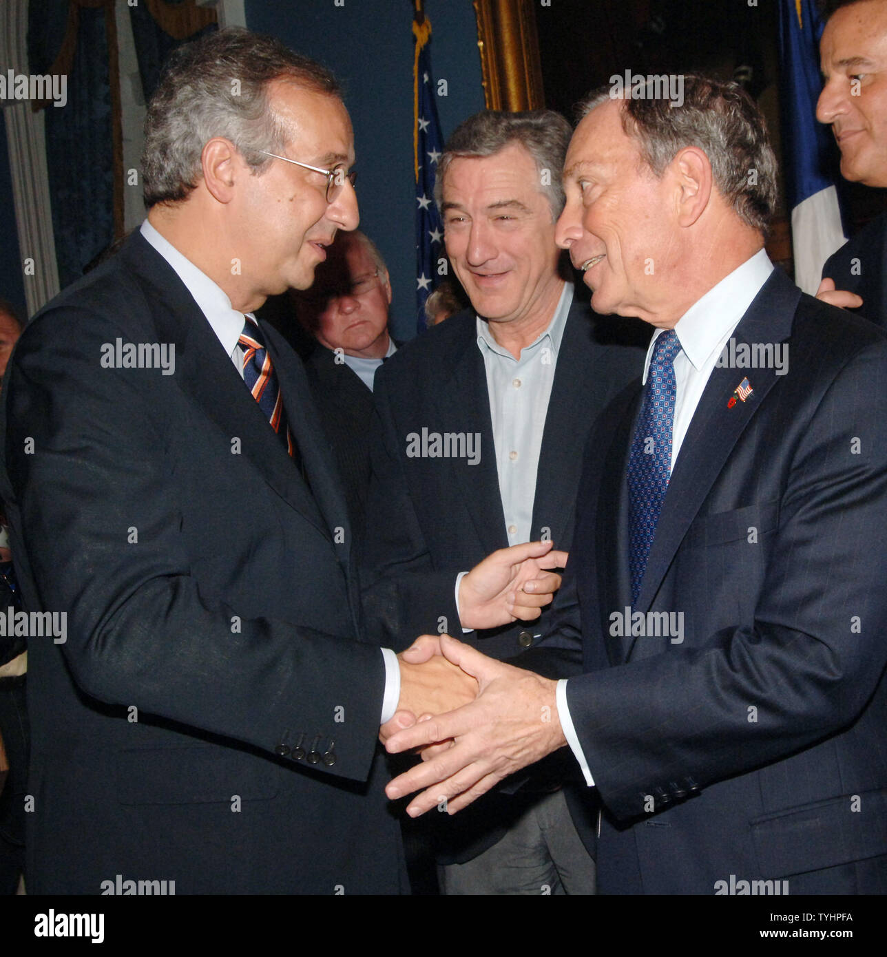 Bürgermeister Walter Veltroni von Rom, Italien, Schauspieler Robert DeNiro, co Gründer des Tribeca Film Festival und der New Yorker Bürgermeister Michael Bloomberg (von links nach rechts) Austausch Grüße nach New York City Hall Pressekonferenz einen Film Screening Partnerschaft zwischen Rom und Tribeca Film Festivals am 28. September 2006 (UPI Foto/Ezio Petersen bekannt zu geben) Stockfoto