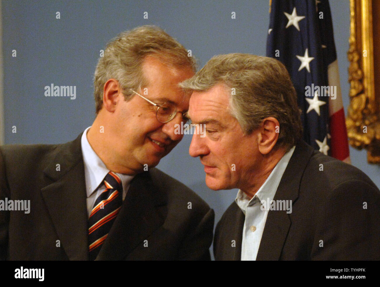 Bürgermeister Walter Veltroni aus Rom, Italien und Schauspieler Robert DeNiro, co Gründer des Tribeca Film Festival (von links nach rechts) während eines New York City Hall Pressekonferenz einen Film Screening Partnerschaft zwischen Rom und Tribeca Film Festivals am 28. September 2006 (UPI Foto/Ezio Petersen ankündigen zu verleihen) Stockfoto