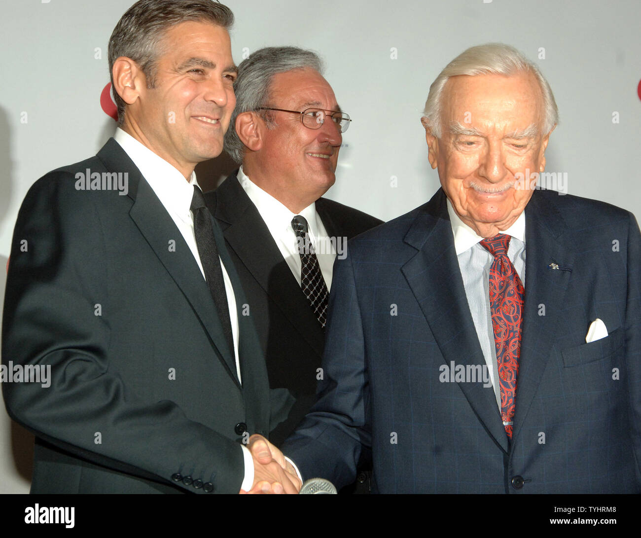 Schauspieler George Clooney, Reverend Welton Gaddy, Präsident des Interfaith Alliance und namhaften TV-Journalist Walter Cronkite (von links nach rechts) posieren für die New York Medien vor der Interfaith Alliance Pressekonferenz zu diskutieren, wie Clooney mit der 9. jährlichen Walter Cronkite Glaube und Freiheit Award am 1. November 2006 geehrt wurde. (UPI Foto/Ezio Petersen) Stockfoto