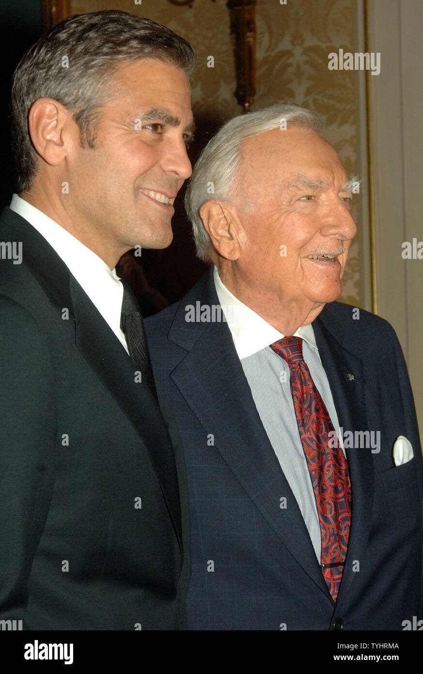 Schauspieler George Clooney und namhaften TV-Journalist Walter Cronkite (rechts) posieren für die New York Medien vor der Interfaith Alliance Pressekonferenz zu diskutieren, wie Clooney mit der 9. jährlichen Walter Cronkite Glaube und Freiheit Award am 1. November 2006 geehrt wurde. (UPI Foto/Ezio Petersen) Stockfoto
