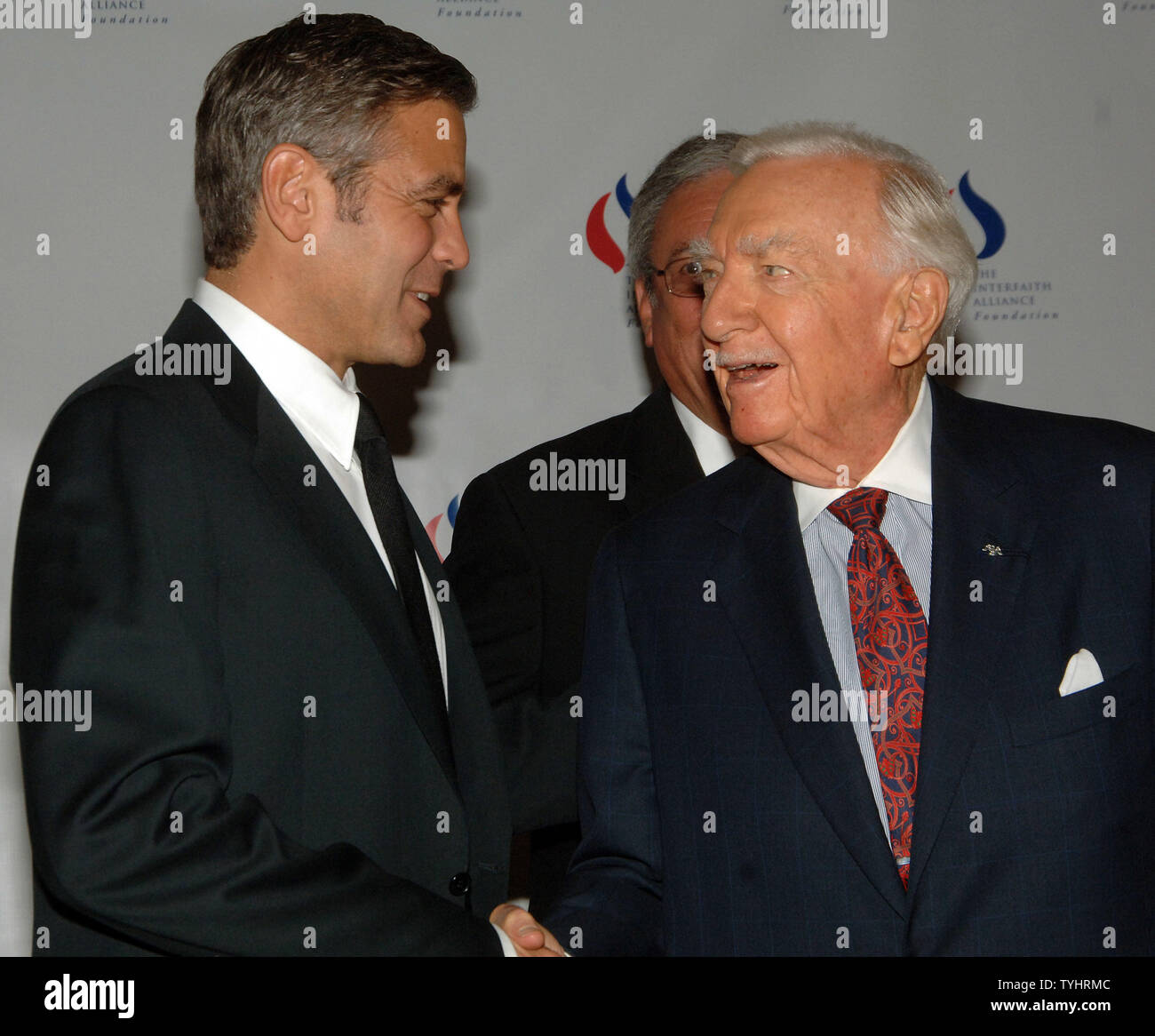 Schauspieler George Clooney und namhaften TV-Journalist Walter Cronkite (rechts) posieren für die New York Medien vor der Interfaith Alliance Pressekonferenz zu diskutieren, wie Clooney mit der 9. jährlichen Walter Cronkite Glaube und Freiheit award am 1. November 2006 geehrt wurde. (UPI Foto/Ezio Petersen) Stockfoto
