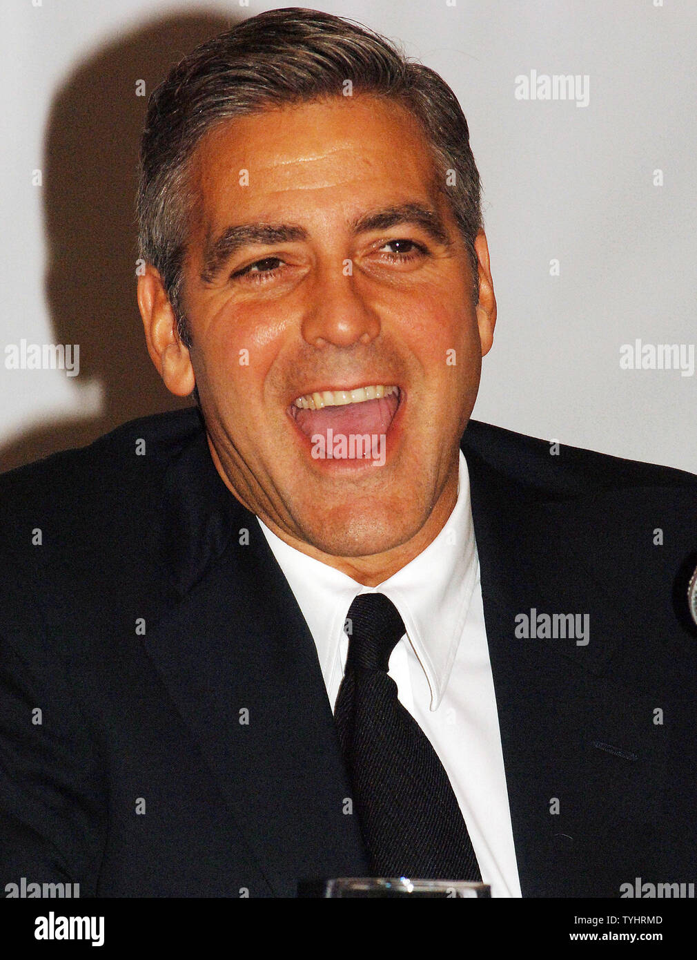 Schauspieler George Clooney posiert für die New Yorker Medien vor der Interfaith Alliance Pressekonferenz zu diskutieren, wie Clooney mit der 9. jährlichen Walter Cronkite Glaube und Freiheit Award am 1. November 2006 geehrt wurde. (UPI Foto/Ezio Petersen) Stockfoto