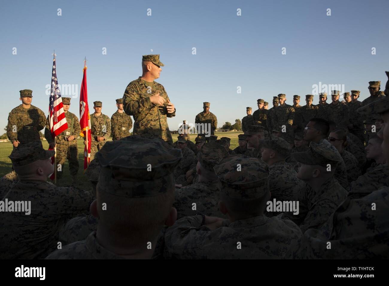 Us Marine Corps Sergeant Major Matthew A. Putnam, Command Sergeant Major von Special Purpose Marine Air Ground Task Force-Crisis Response-Africa, Adressen Marines auf den Abschluss eines cake Cutting feiert 241. Geburtstag der US Marine Corps" in Morón, Spanien, November 10, 2016. Eine altehrwürdige Tradition, die Geburtstagsfeier verkörpert Esprit de Corps und die stolze Geschichte von denen, die vor uns das Marine Corps Krieg kämpfen Ethos veranschaulicht. Us-Marines und Matrosen zu speziellen Zweck Marine Air-Ground Task Force-Crisis Response-Africa Befehl support operatio zugeordnet Stockfoto