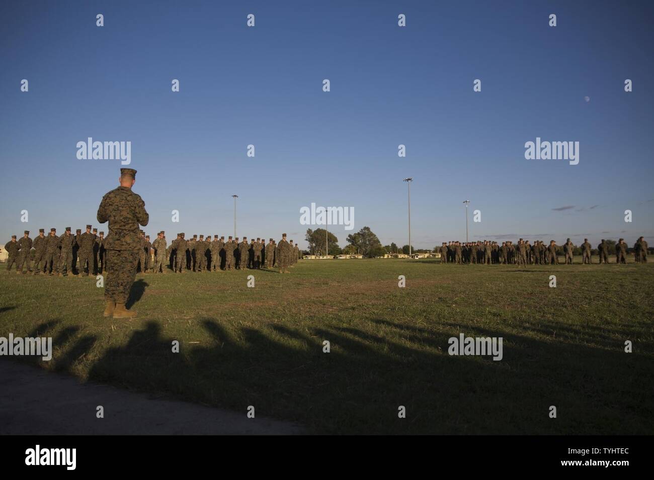 Colonel Daniel Steiner, kommandierender Offizier der Special Purpose Marine Air Ground Task Force-Crisis Response-Africa, Wünsche der Marines während zum Geburtstag einen Kuchen Cutting feiert 241. Geburtstag der US Marine Corps" in Morón, Spanien, November 10, 2016. Eine altehrwürdige Tradition, die Geburtstagsfeier verkörpert Esprit de Corps und die stolze Geschichte von denen, die vor uns das Marine Corps warfighting Ethos veranschaulicht. Stockfoto