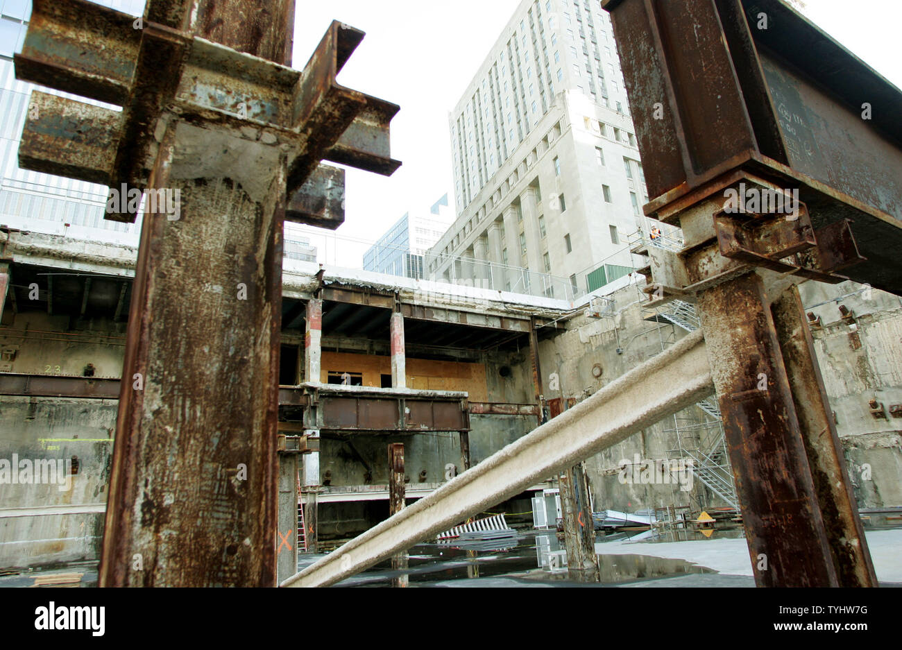 Freiliegenden Stahlträger sind um das World Trade Center Site, wie der Bau der 1.776 Meter hohe Freedom Tower des World Trade Center Site beginnt in New York City am 19. Dezember 2006 aufgestellt. (UPI Foto/Monika Graff) Stockfoto