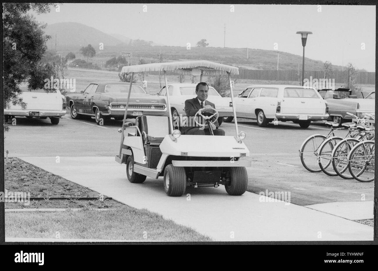 Nixon, der eine Golfkarre heraus zum Helipad San Clemente.; Umfang und Inhalt: Im Bild: Nixon. Betrifft: San Clemente: Veranstaltungen. Stockfoto