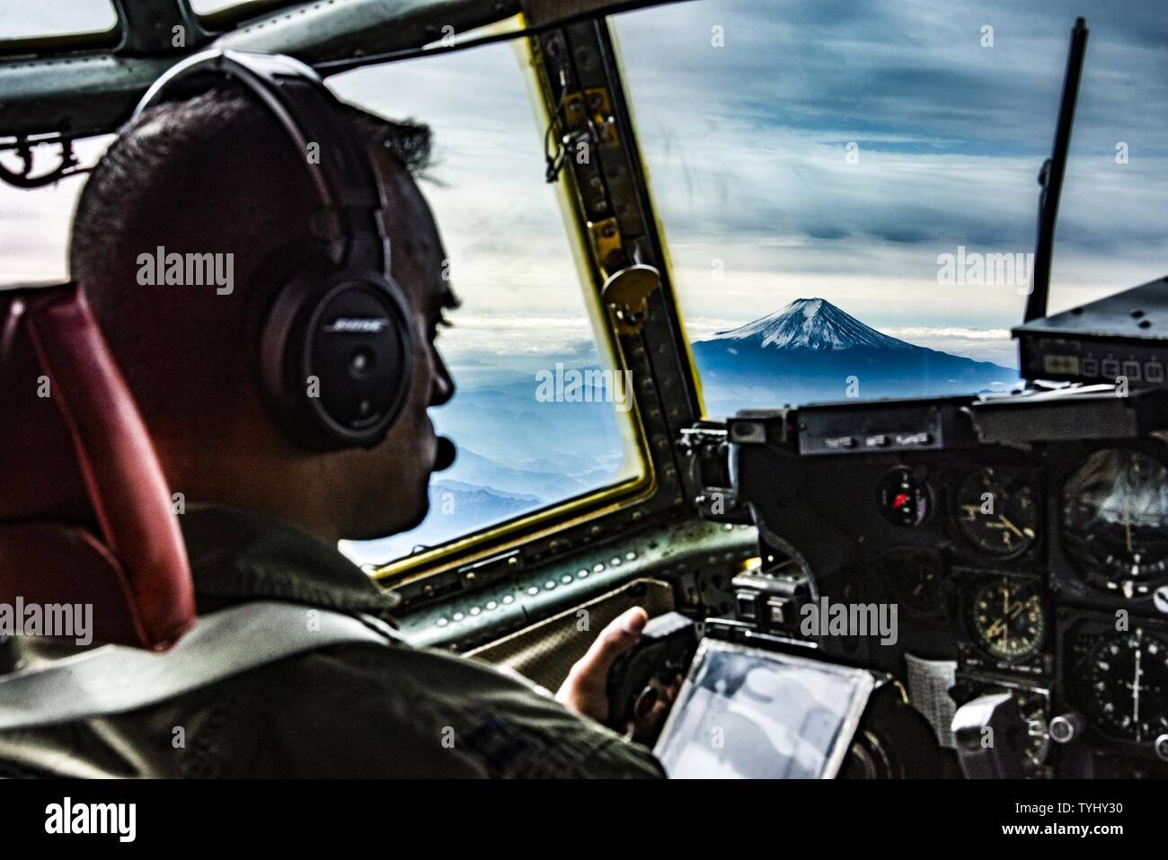 36Th Airlift Squadron C-130 H Pilot sieht am Mt. Fuji Während scharfes Schwert 2017 Am 10. November 2016, in der Nähe von Mt. Fuji, Japan. Mit Ursprung in 1986, scharfes Schwert hat eine Routine militärische Ausbildung Übung zwischen den USA und Japan. Stockfoto