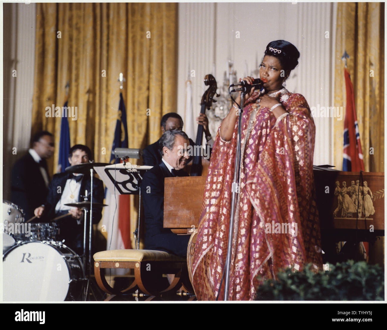 Nixon Klavier spielen am Weißen Haus während Pearl Bailey singt; Umfang und Inhalt: Im Bild: Nixon, Pearl Bailey. Betrifft: Animateure. Stockfoto