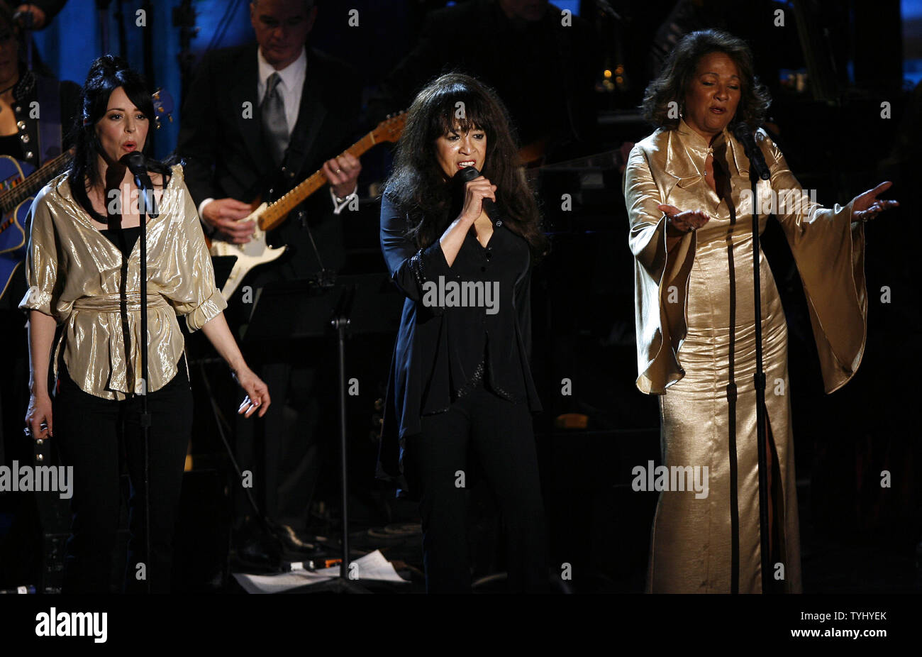 Veronica "Ronnie" Spector, Estelle Bennett und Nedra Talley der Ronettes live während der Rock and Roll Hall of Fame induction Zeremonien im Waldorf Astoria in New York City am 12. März 2007. (UPI Foto/John angelillo) Stockfoto