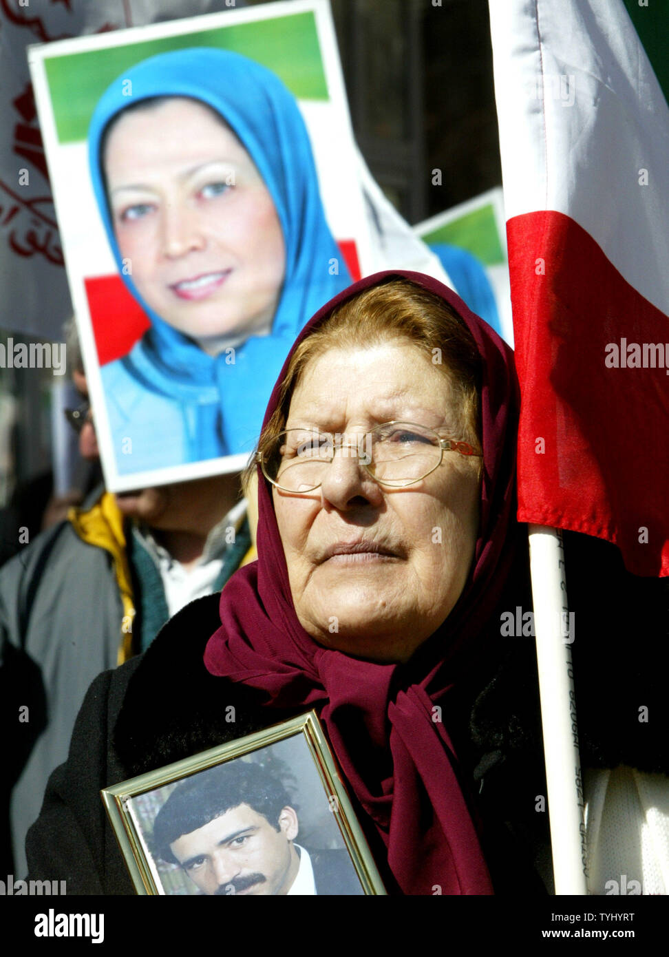 Maan Soureh, von Washington, DC, hört sie einen Lautsprecher wie ein Foto von Maryam Rajavi (L) Präsidentin des Nationalen Widerstandsrats Iran, ist während der Demonstration gegen Irans Präsident Mahmud Ahmadinedschad auf einer Kundgebung in der Nähe der Vereinten Nationen am 21. März 2007 in New York City gesehen. Demonstranten, die Irans nukleare und Menschenrechte Politik ablehnen, fordern die UN-Sanktionen gegen Teheran zu verhängen. (UPI Foto/Monika Graff) Stockfoto