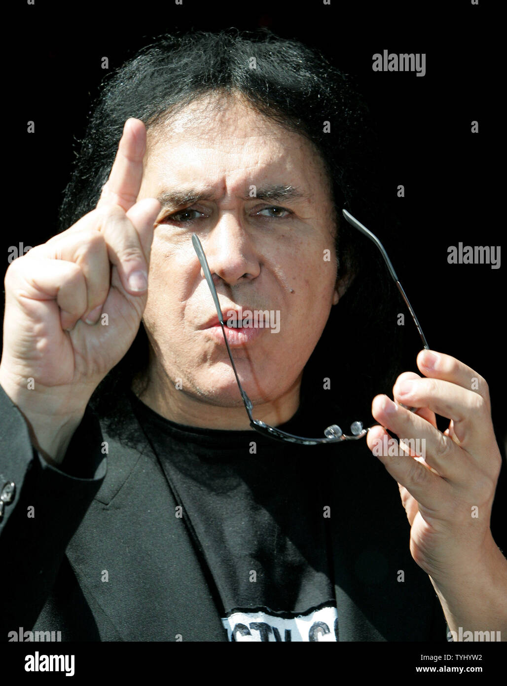 Gene Simmons, ehemaliges Mitglied der Rockband Kiss und TV Reality Show Host, fördert seine Show in Time Square am 22. März 2007 in New York City. Simmons feiert die zweite Jahreszeit von seiner Show "Gene Simmons Family Jewels", die sich auf das tägliche Leben seiner Familie. (UPI Foto/Monika Graff) Stockfoto