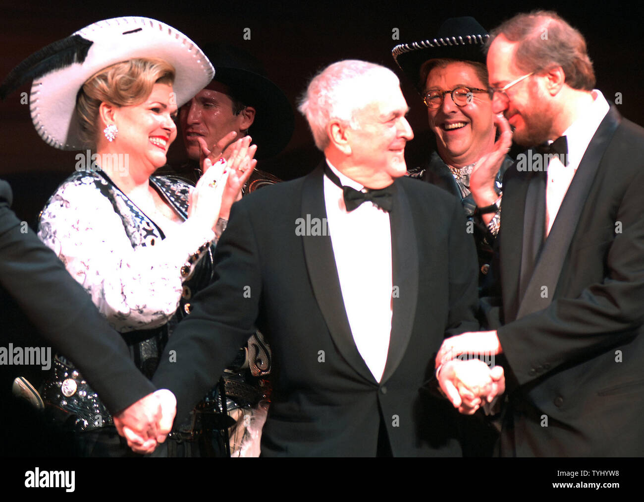 Schauspielerin Debra Monk applaudes die shows Schöpfer Komponisten John Kander und Rupert Holmes (Buch und Songtexte) (während ihrer öffnung Nacht Curtain Call Bögen im Broadway Musical "Vorhänge", die am 22. März 2007 im Al Hirschfeld Theatre in New York eröffnet von links nach rechts). Kander langjährige Partner lyrcist Fred Ebb starb während des Schreiben von der Show. (UPI Foto/Ezio Petersen) Stockfoto