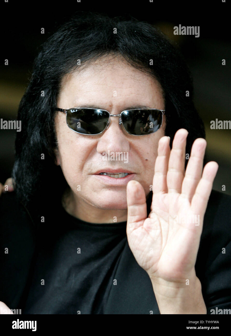 Gene Simmons, ehemaliges Mitglied der Rockband Kiss und TV Reality Show Host, fördert seine Show in Time Square am 22. März 2007 in New York City. Simmons feiert die zweite Jahreszeit von seiner Show "Gene Simmons Family Jewels", die sich auf das tägliche Leben seiner Familie. (UPI Foto/Monika Graff) Stockfoto