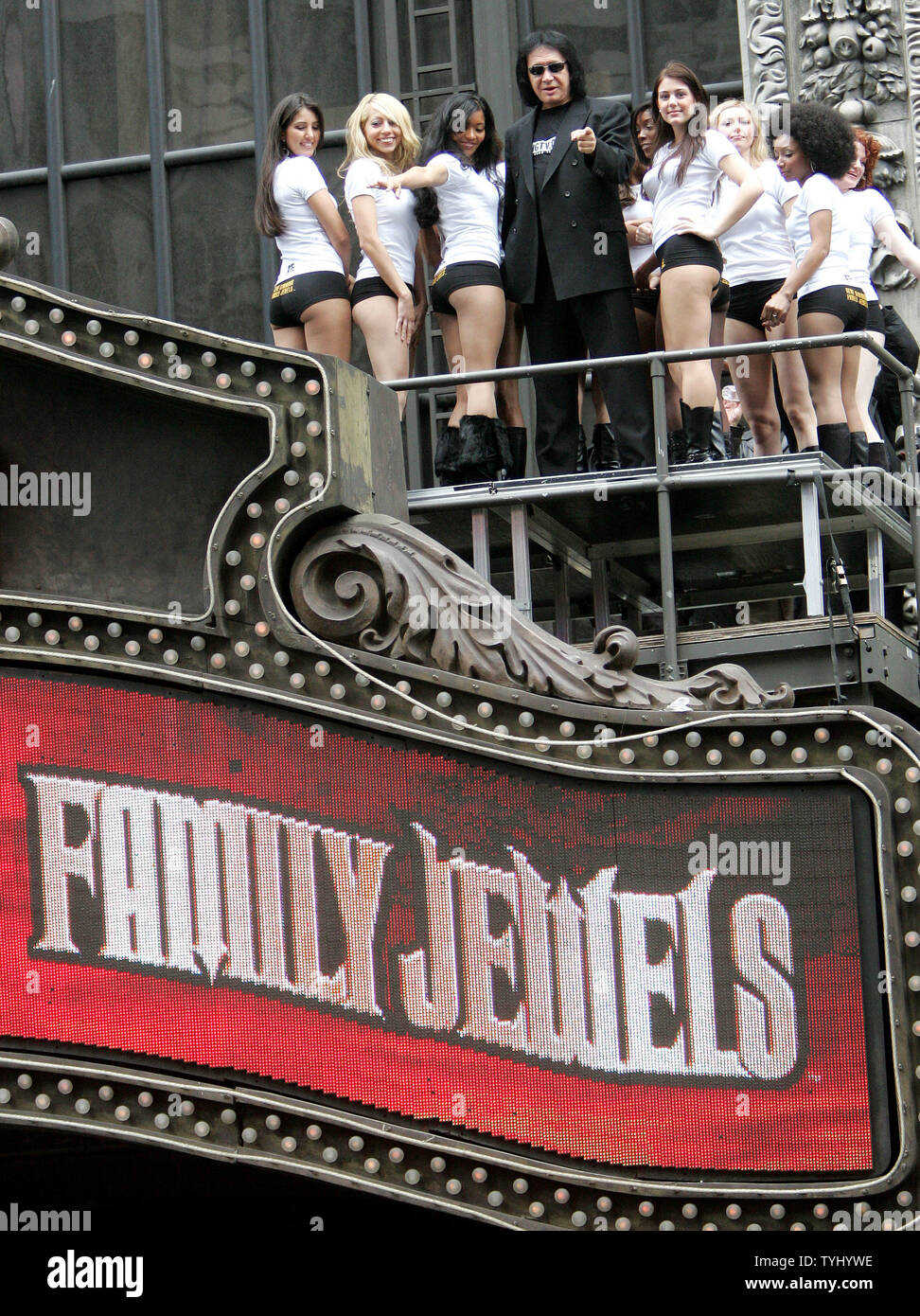 Gene Simmons, ehemaliges Mitglied der Rockband Kiss und TV Reality Show Host, wird durch Modelle als er Wellen aus einem Festzelt Dach in Time Square am 22. März 2007 in New York City. Simmons feiert die zweite Jahreszeit von seiner Show "Gene Simmons Family Jewels", die sich auf das tägliche Leben seiner Familie. (UPI Foto/Monika Graff) Stockfoto