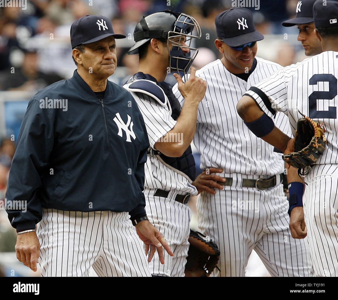 (L - R) New York Yankees Joe Torre, Jorge Posada und Alex Rodriguez stand auf der Krüge Damm im 8. Inning in Yankees Stadion in New York City am 29. April 2007. Die Boston Red Sox besiegten die New York Yankees 7-4. (UPI Foto/John angelillo) Stockfoto