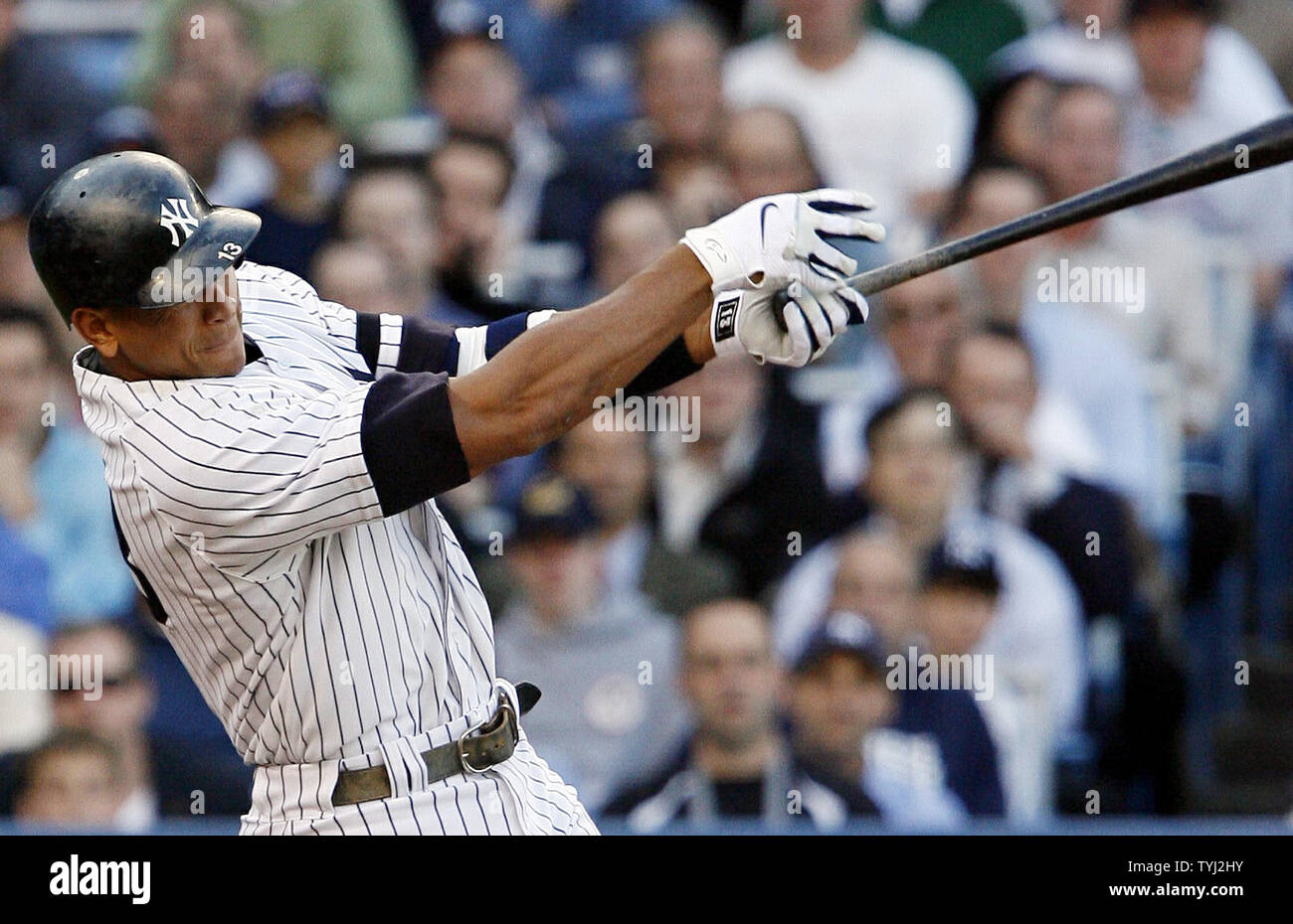 New York Yankees Alex Rodriguez folgt durch nach zwei schlagend lassen Sie Homer im ersten Inning gegen die Boston Red Sox Tim Wakefield an Yankees Stadion in New York City am 21. Mai 2007. (UPI Foto/John angelillo) Stockfoto