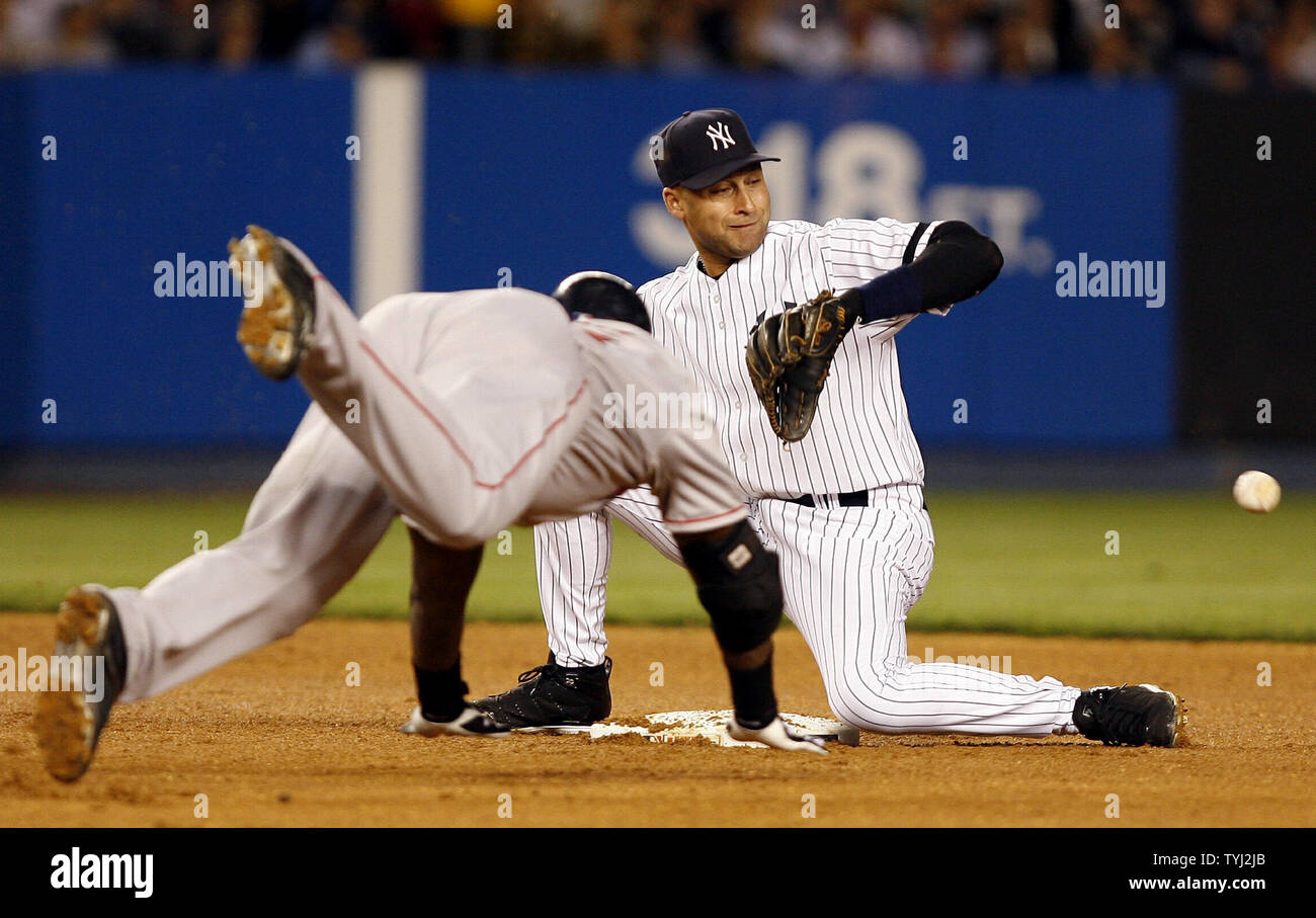 New York Yankees Derek Jeter wartet eine Kugel und Tag der Boston Red Sox, David Ortiz im fünften Inning an Yankees Stadion in New York City am 21. Mai 2007 zu fangen. (UPI Foto/John angelillo) Stockfoto