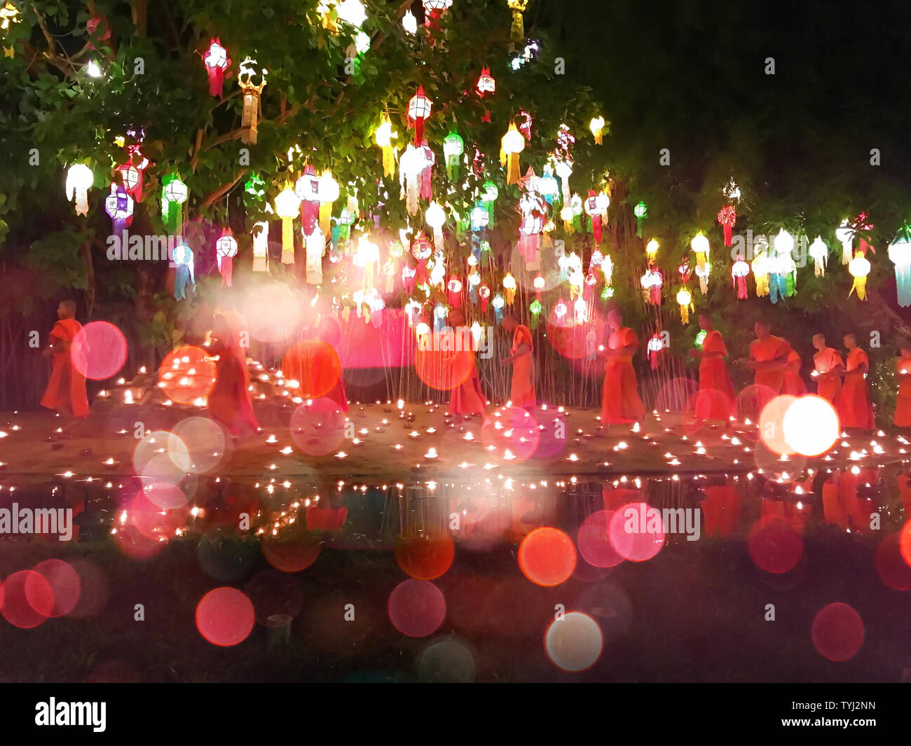 Beten für die Segnungen in Chiang Mai Wasser Lantern Festival Tag Tempel, Thailand Stockfoto