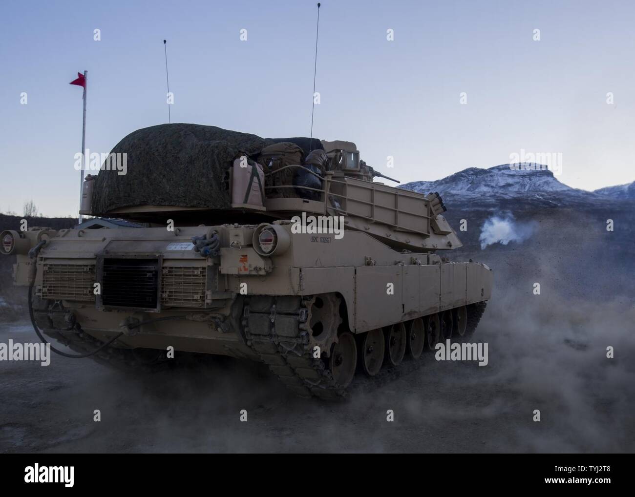 Us-Marines Verhalten live Fire Training in Erwartung der übung Rentier II, ihre Fähigkeit, in den Berggebieten und extremer Kälte Umgebungen in Setermoen, Norwegen, 10. November 2016 den Betrieb zu verbessern. Schwarzes Meer die Drehkraft ist eine jährliche multilaterale Sicherheit Zusammenarbeit zwischen dem US Marine Corps und Partner Nationen am Schwarzen Meer, auf dem Balkan und im Kaukasus, die kollektive professionellen militärischen Kapazität der Teilnehmer zu erhöhen, die Förderung der regionalen Stabilität und der Aufbau langfristiger Beziehungen mit Partnerstaaten. Stockfoto