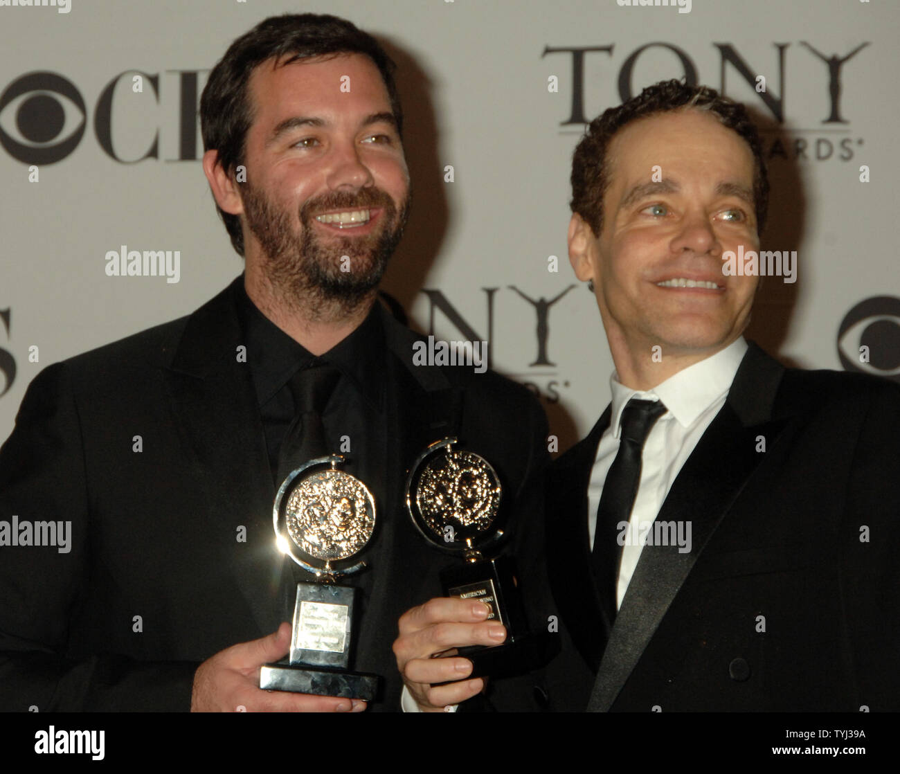 Komponisten Duncan Sheik (L) und Lyriker Steven Slater halten ihre Auszeichnungen für den besten Score (Frühlingserwachen) 2007 bei der Tony Awards in der Radio City Music Hall in New York am Juni 10,2007. (UPI Foto/Ezio Petersen) Stockfoto