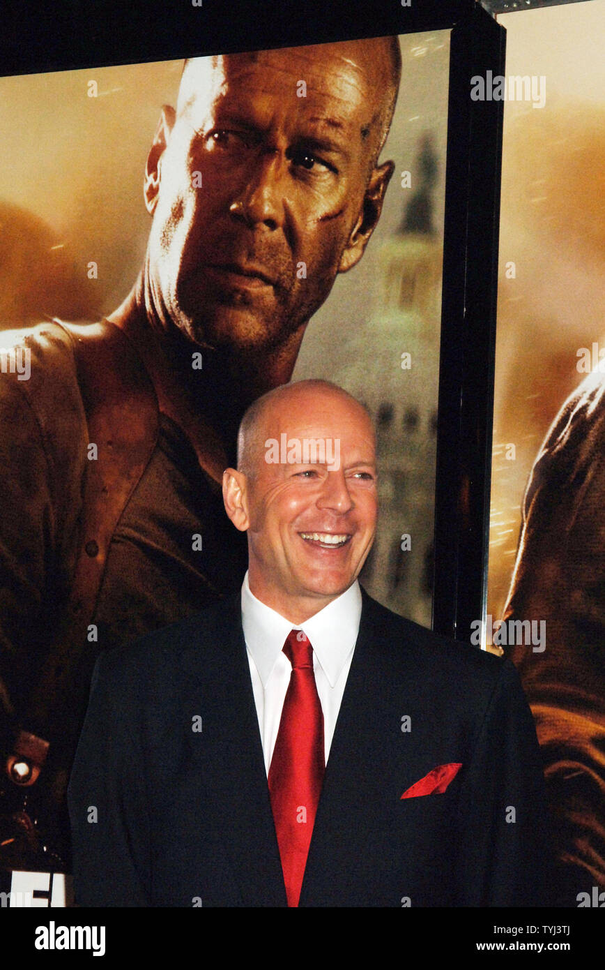 Schauspieler Bruce Willis kommt für die Premiere seines neuesten Films "In Freiheit leben oder sterben Hart' in der New Yorker Radio City Music Hall am 22. Juni 2007. (UPI Foto/Ezio Petersen) Stockfoto