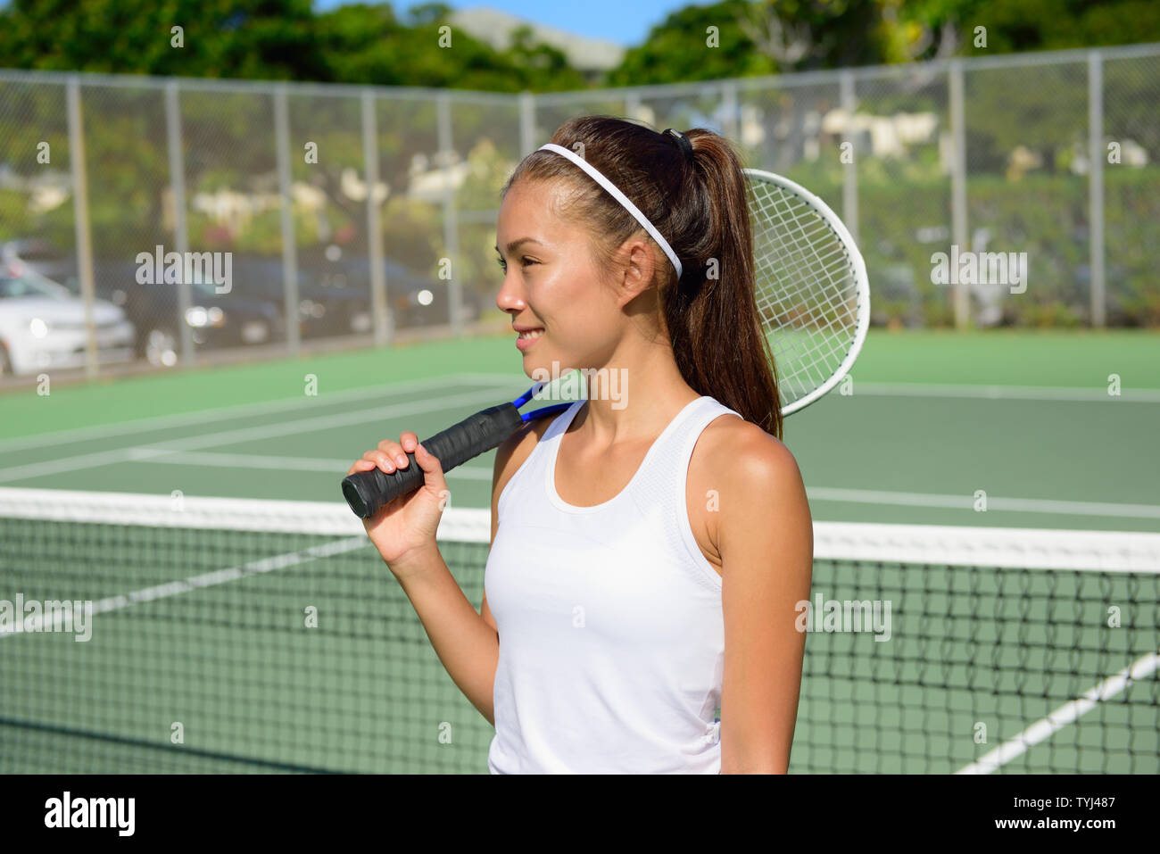 Weibliche Tennisspieler Porträt mit Tennisschläger Tennis im Freien im Sommer. Passform weiblichen Athleten tennis Leben gesund aktiv Sport und Fitness Lifestyle. Gemischte Rasse asiatischen Kaukasischen. Stockfoto