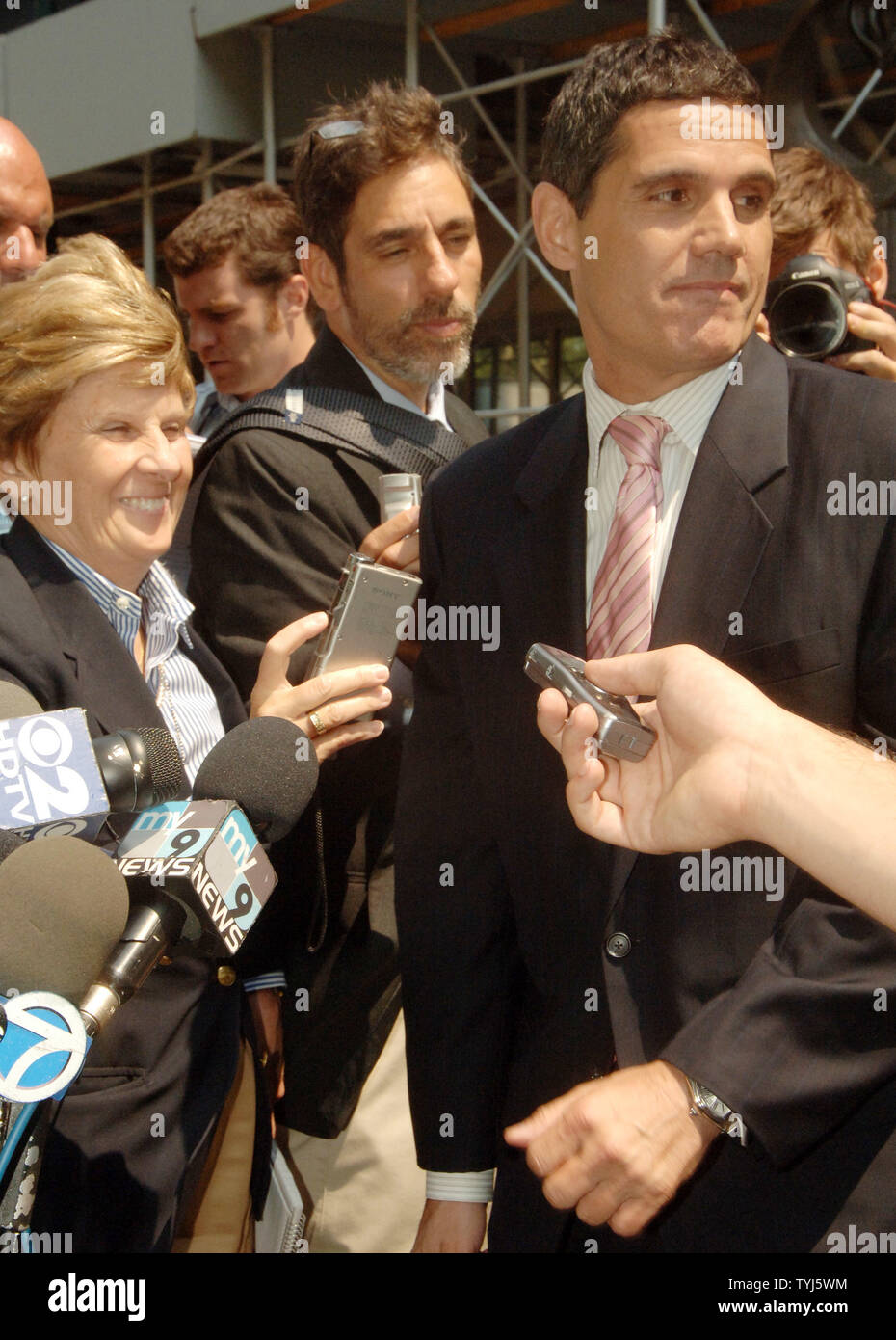 John Lauro, Rechtsanwalt für ehemaligen NBA Schiedsrichter Tim Donaghy, bespricht Schuldig seines Kunden auf 2 Kapitalverbrechenaufladungen mit den Medien außerhalb Brooklyn Bundesgerichtshof am 15 August, 2007. Donaghy werden verurteilt, am 9. November 2007 (UPI Foto/Ezio Petersen). Stockfoto