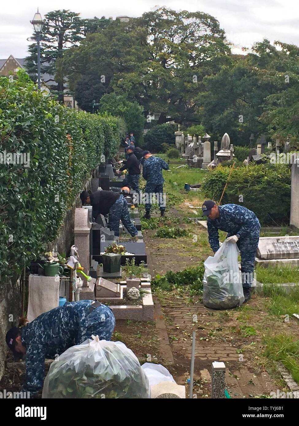 YOKOSUKA, Japan (Nov. 10, 2016) Segler, die ticonderoga-Klasse geführte-missile Cruiser USS Antietam (CG54) reinigen Sie die Yokohama ausländische Hauptfriedhof als Teil einer Gemeinschaft Beziehungen (COMREL) Fall. Antietam freut sich auf Yokosuka, Japan eingesetzt, zur Unterstützung der Sicherheit und Stabilität in der Indo-Asia-Pazifik-Region. Stockfoto