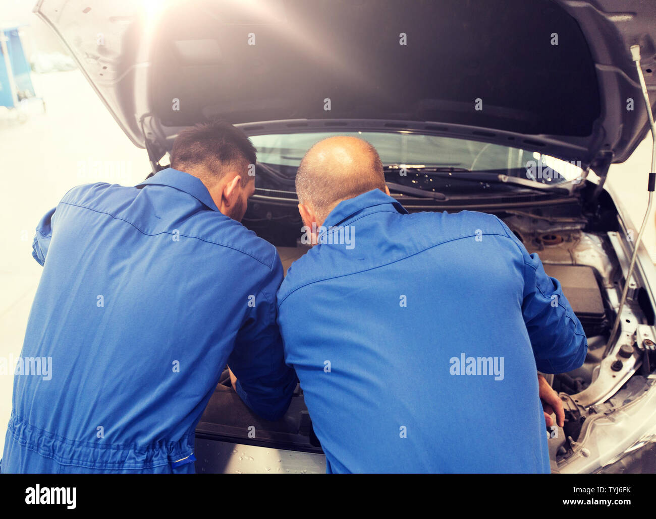 mechanische Reparatur Auto Werkstatt Männer Stockfoto