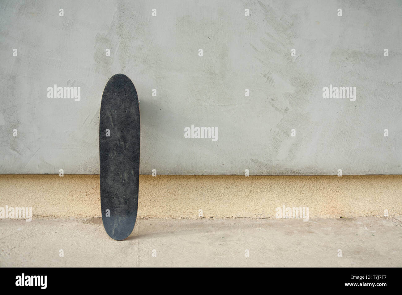 Skateboard an einer Wand. Verwendet Skateboard. Stockfoto