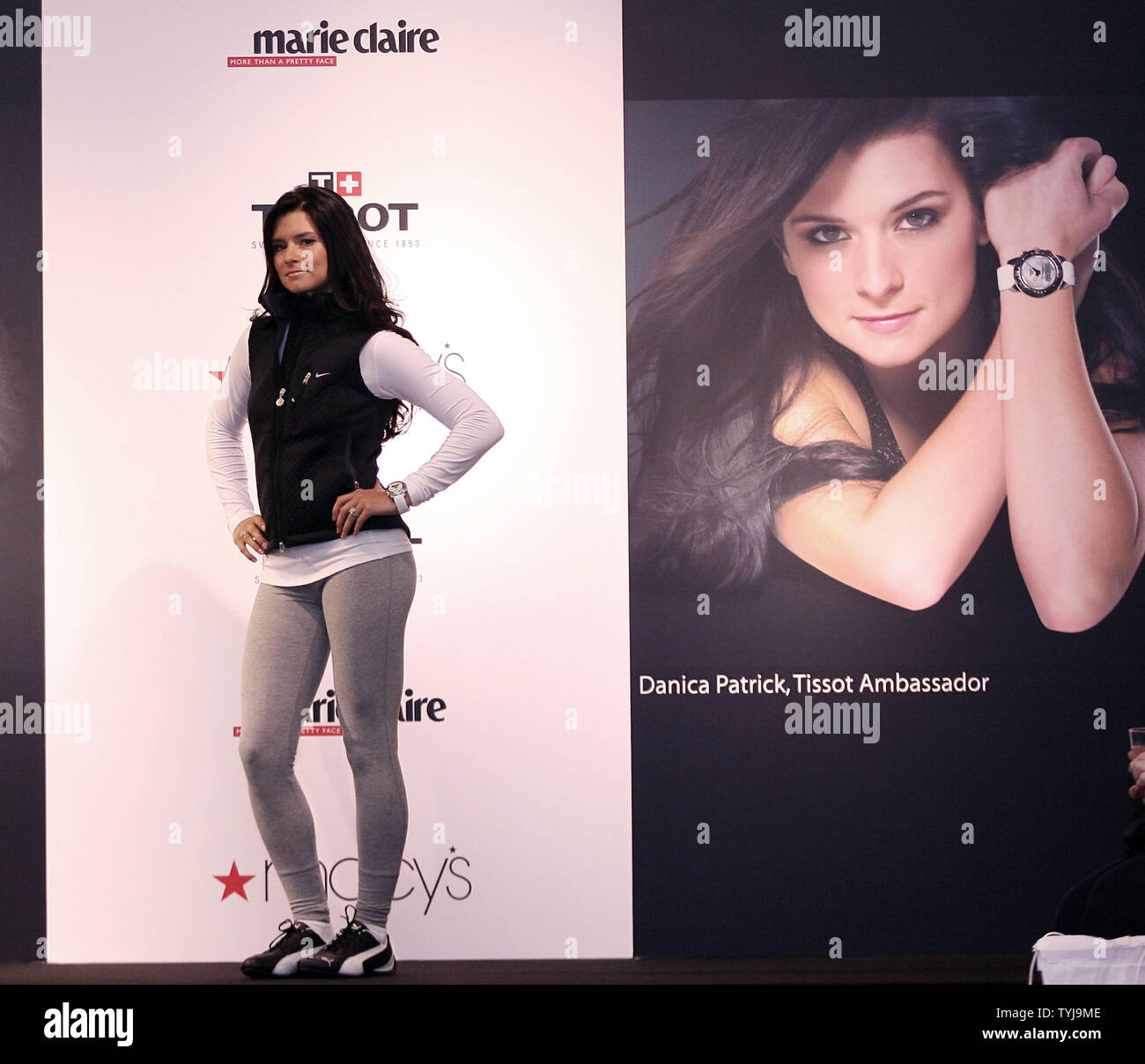 Danica Patrick zeigt eine Tissot Uhr auf der Landebahn bei einer Fashion Show bei Macy's in New York City am 24. Oktober 2007. (UPI Foto/John angelillo) Stockfoto