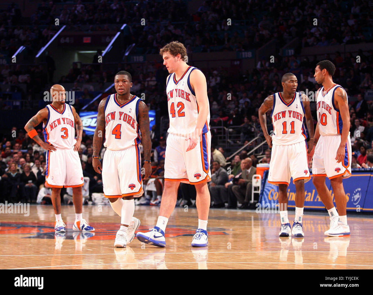 New York Knicks Stephon Marbury, Nate Robinson, David Lee, Jamal Crawford und Jared Jeffries Spaziergang auf die andere Seite des Fußbodens im vierten Viertel gegen die Sacramento Kings im Madison Square Garden in New York City am 2. Januar 2008. Die Könige besiegt die Knicks 107-97. (UPI Foto/John angelillo). Stockfoto