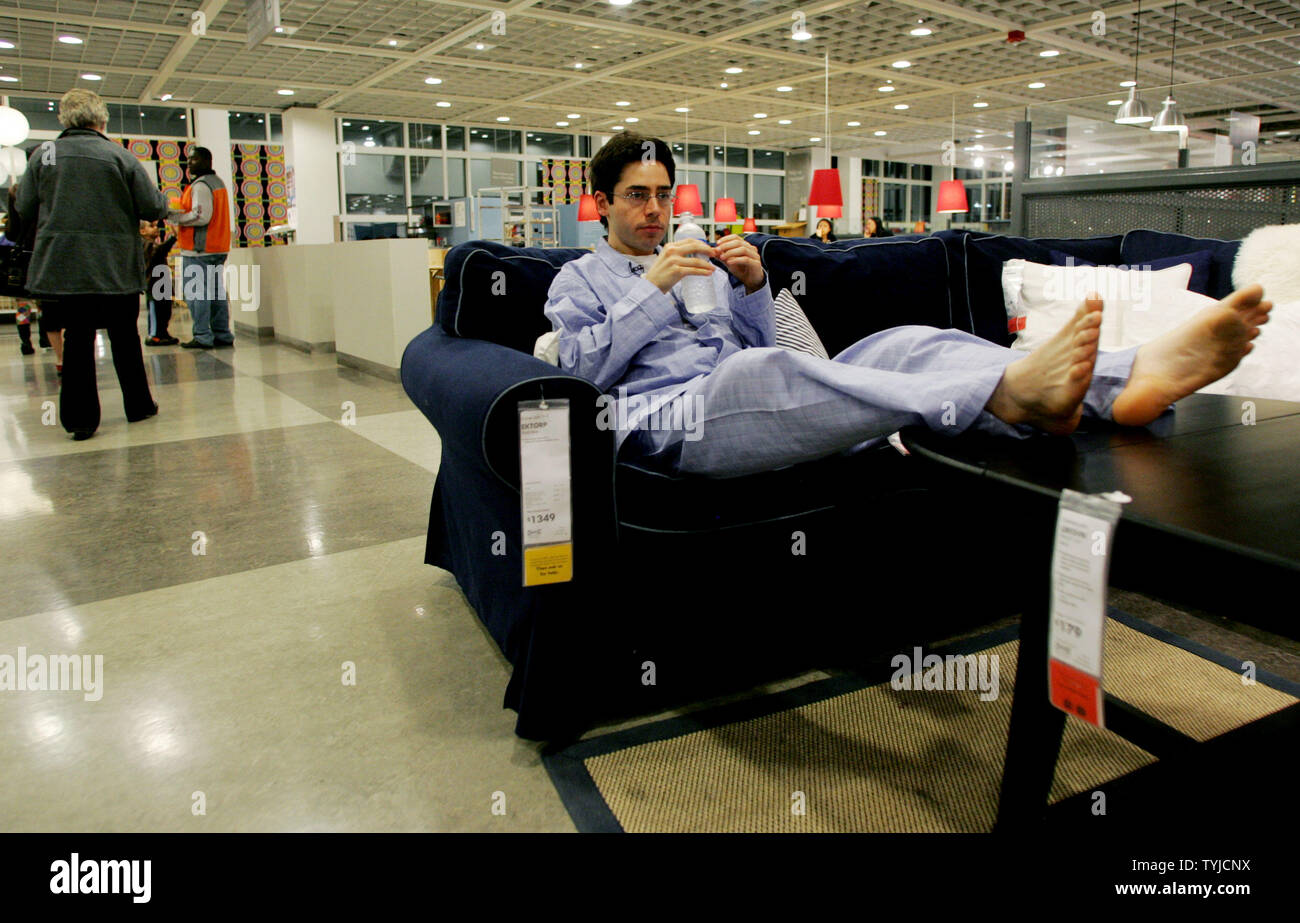 Mark Malkoff entspannt auf Anzeige Möbel in der Nähe der Cafeteria, als er seine Woche beginnt - langer Aufenthalt im IKEA Einrichtungshaus am 7. Januar 2008 in Paramus, New Jersey. Malkoff wird live und in den riesigen Store essen, während seine New York City Apartment begast wird. Malkoff ist für seine 'Video 171 Starbucks", in dem er besucht alle Starbucks Coffee Shops in Manhattan im Laufe von 24 Stunden bekannt. (UPI Foto/Monika Graff) Stockfoto