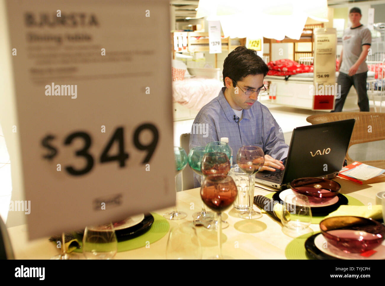 Mark Malkoff prüft seine E-Mail von einem Anzeige Küche, als er seine Woche beginnt - langer Aufenthalt im IKEA Einrichtungshaus am 7. Januar 2008 in Paramus, New Jersey. Malkoff wird live und in den riesigen Store essen, während seine New York City Apartment begast wird. Malkoff ist für seine 'Video 171 Starbucks", in dem er besucht alle Starbucks Coffee Shops in Manhattan im Laufe von 24 Stunden bekannt. (UPI Foto/Monika Graff) Stockfoto