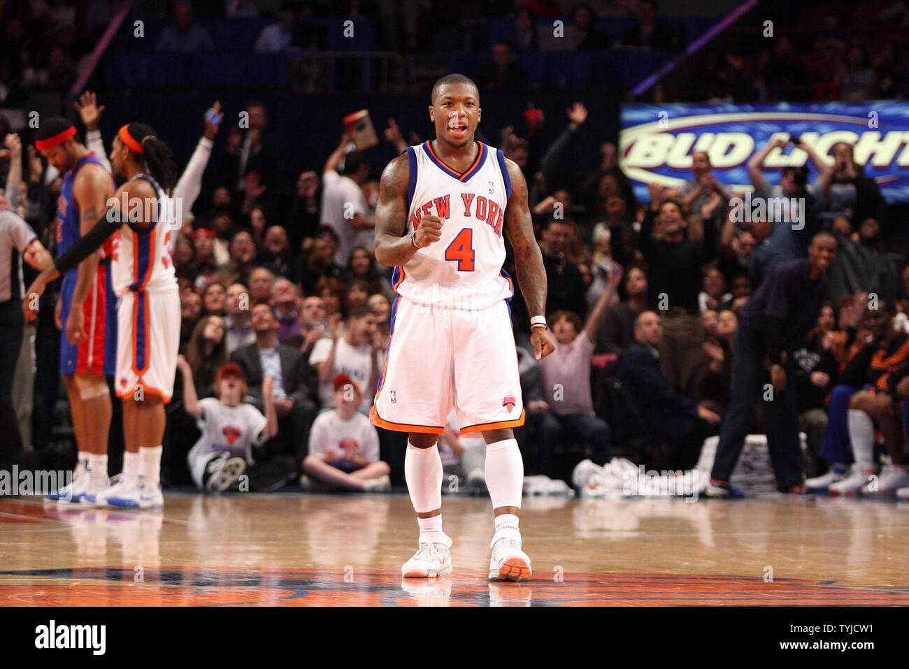 New York Knicks Nate Robinson und Knicks Fans reagiert auf die New York Giants Kerbe auf dem großen Bildschirm im Madison Square Garden in New York City gezeigt am 13. Januar 2008. (UPI Foto/John angelillo). Stockfoto