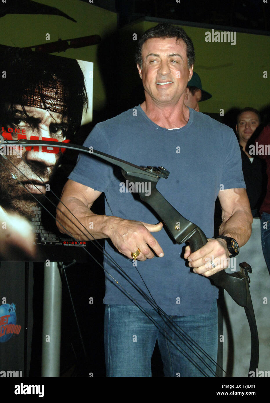 Schauspieler Sylvester Stallone erscheint im Planet Hollywood in New York Pfeil und Bogen, die er in seinem neuesten Film "Rambo" am 17. Januar 2008 verwendet. (UPI Foto/Ezio Petersen) Stockfoto