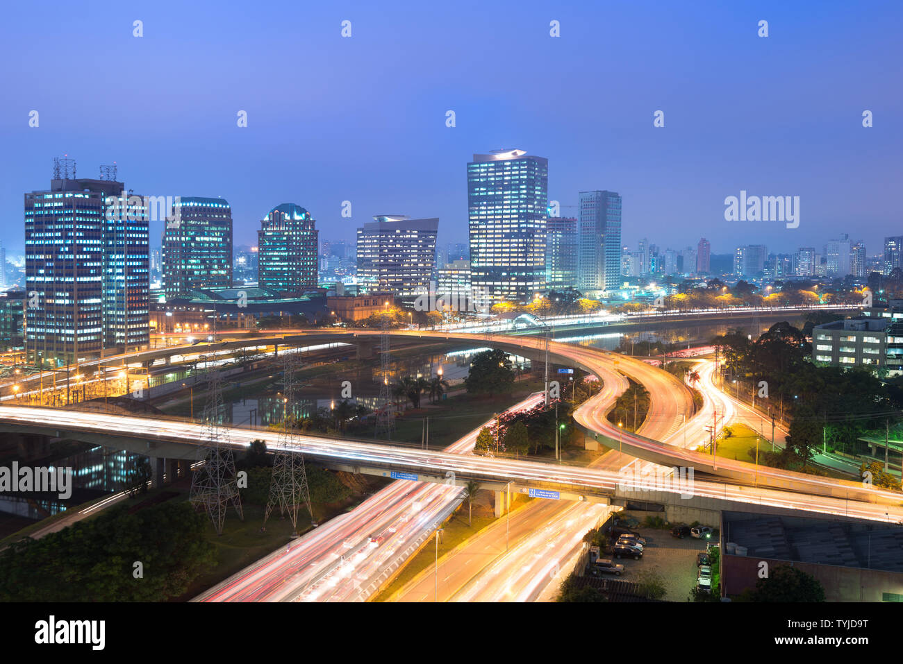 Skyline der Stadt und den Verkehr auf der Autobahn bei Nacht, Sao Paulo, Brasilien Stockfoto