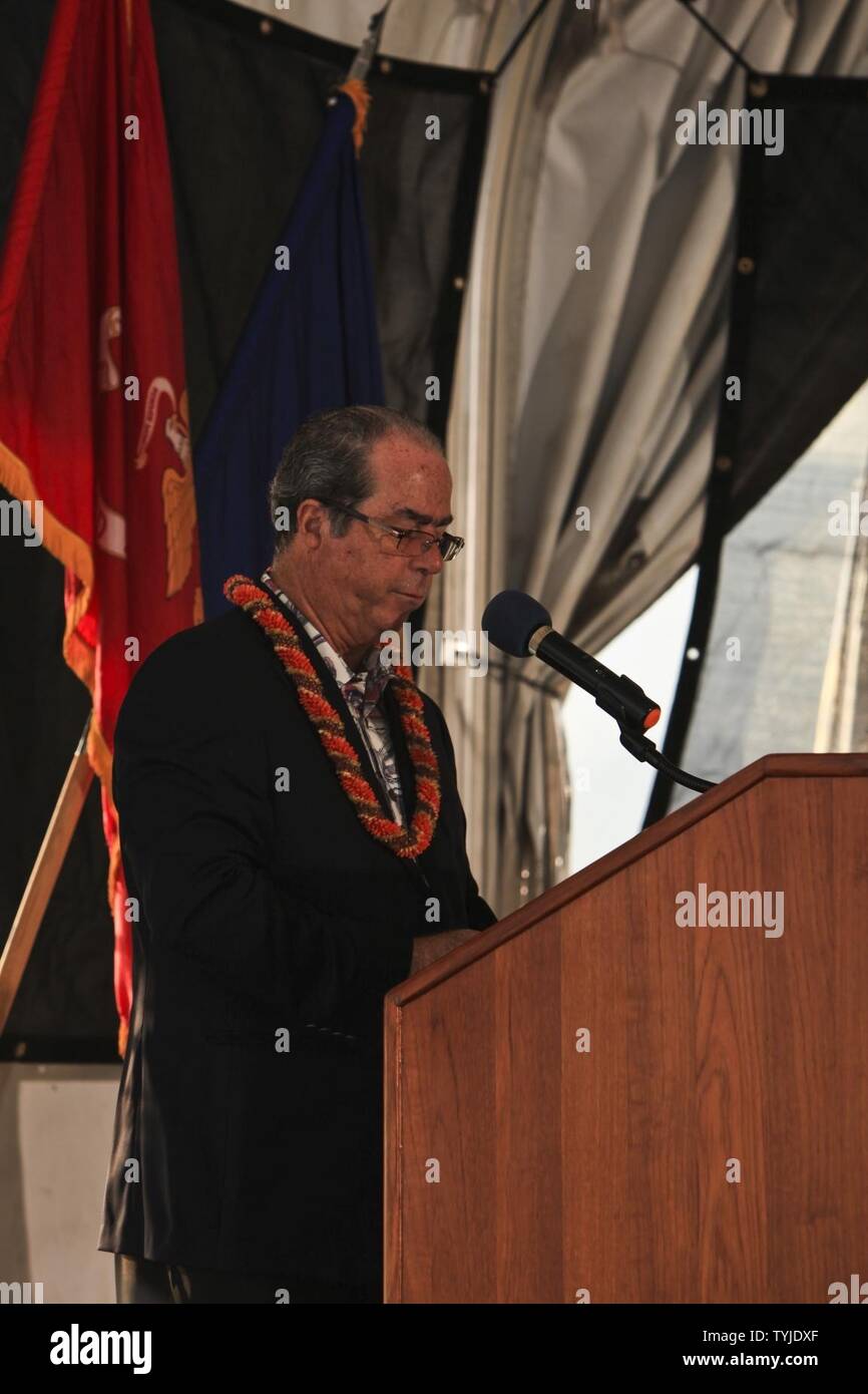 Michael Carr, Präsident und CEO der USS Missouri Memorial Association, spricht während einer Veterans Day service Sonnenuntergang an Bord das Schlachtschiff Missouri Memorial am Joint Base Pearl Harbor-Hickam Nov.11, 2016, Pearl Harbor. Veteranen, zusammen mit Freunden und Familie, versammelt mit Service Mitglieder aus allen Bereichen des Militärs zu denen, die gedient haben, ehren. Stockfoto