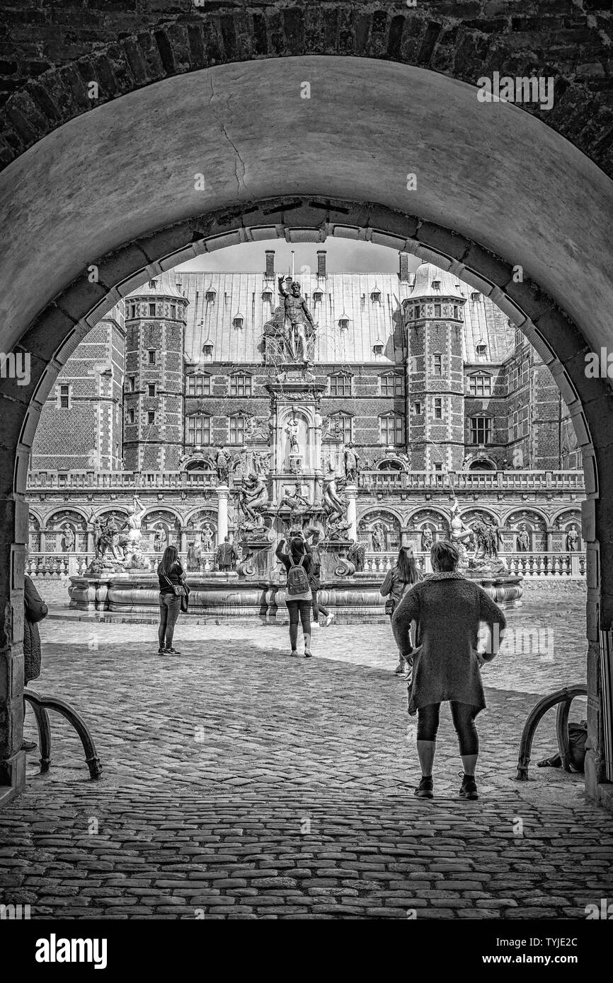 Horsholm, Dänemark - 18. MAI 2019: Touristen in Frederiksborg Castle, eines der schönsten Schlösser in Dänemark in Horsholm gelegen. Stockfoto