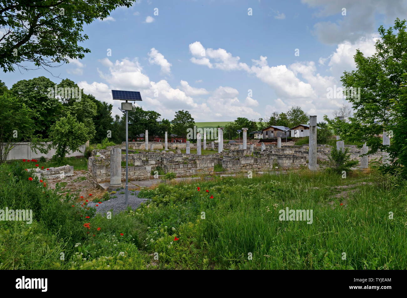 Renovierung Teil an archäologischen Komplex Abritus ruinieren und für Touristen Vorbereiten, Installieren von Solar LED-Beleuchtung Säule System mit Solarmodul in Stockfoto