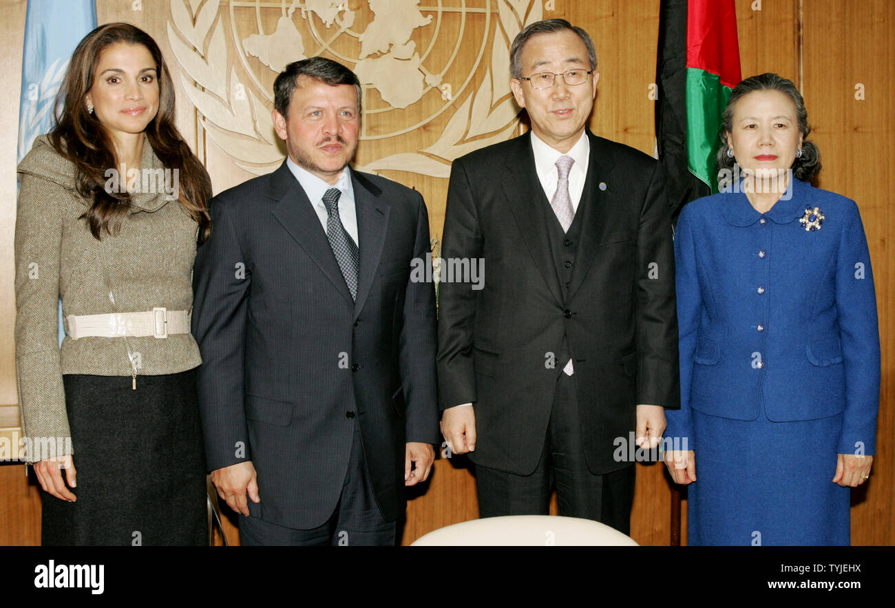 Königin Rania Al-Abdullah (L), König Abdullah II Bin Al Hussein von Jordanien (2 l), der Generalsekretär der Vereinten Nationen, Ban Ki Moon und seine Frau Verbot Bald-taek (R) Treffen bei den Vereinten Nationen am 28. Februar 2008 in New York. (UPI Foto/Monika Graff) Stockfoto