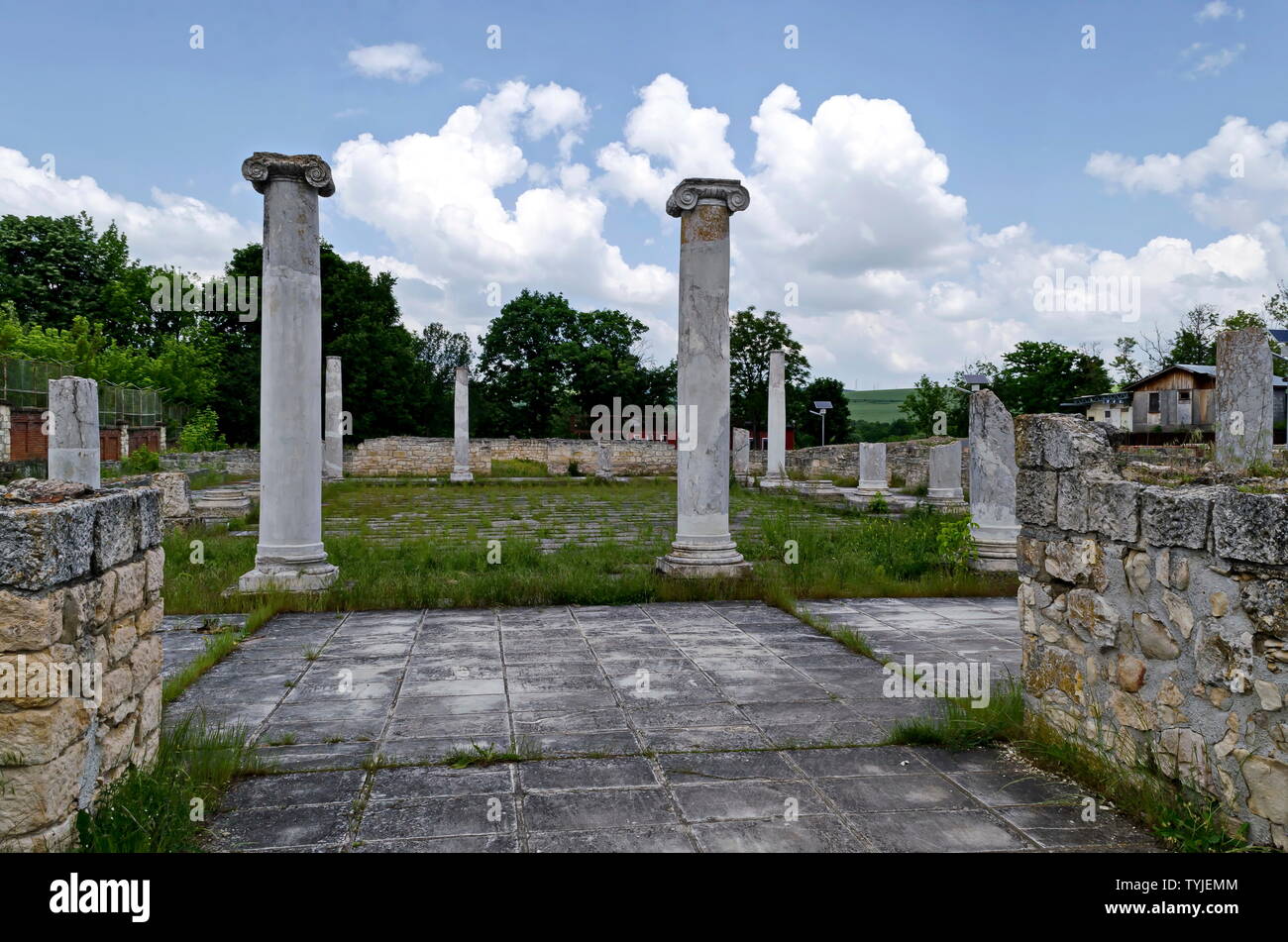 Renovierung Teil an archäologischen Komplex Abritus ruinieren und für Touristen Vorbereiten, Installieren von Solar LED-Beleuchtung Säule System mit Solarmodul in Stockfoto