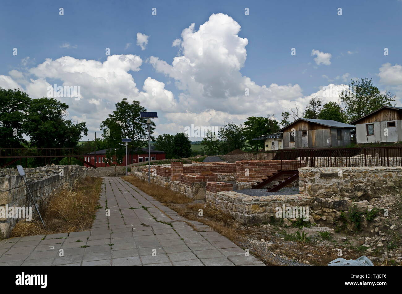 Renovierung Teil an archäologischen Komplex Abritus ruinieren und für Touristen Vorbereiten, Installieren von Solar LED-Beleuchtung Säule System mit Solarmodul in Stockfoto