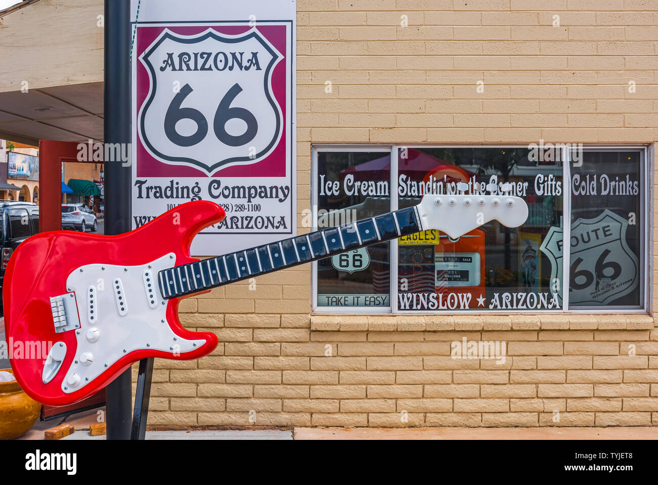 Winslow Arizona, USA 5/16/2016. 66 sipp Shoppe außerhalb der Gitarre an der Bank Gebäude 1904 Route Stockfoto