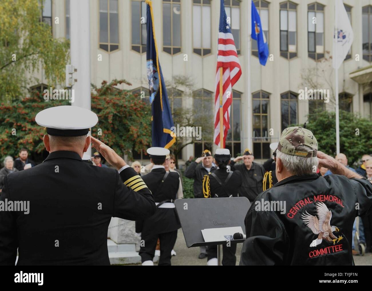 EVERETT, Washington (Nov. 11, 2016) Service Mitglieder und Zivilisten begrüssen die Farben während der Zeremonie die jährliche Snohomish County Courthouse Das ewige Flamme's Memorial Veteran in Everett. Die Zeremonie begann 1972, als die Immergrünen Kapitel American Gold Star Mütter, Inc. die ewige Flamme zu den Veteranen der Snohomish County. Stockfoto