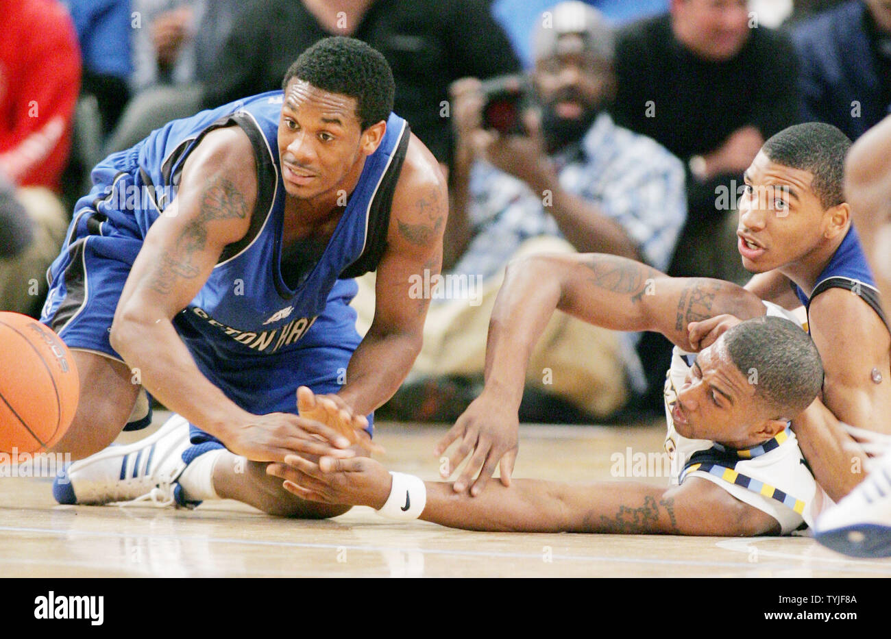 Seton Hall's Mike Davis (L) und Larry Davis (R) und Maurice Acker Marquette kann nicht in die lose Kugel während der ersten Hälfte des 2008 Big East Meisterschaft erhalten im Madison Square Garden in New York am 12. März 2008 statt. (UPI Foto/Monika Graff) Stockfoto